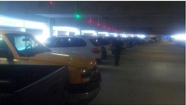 13. Парковка со световыми указателями на свободные места...