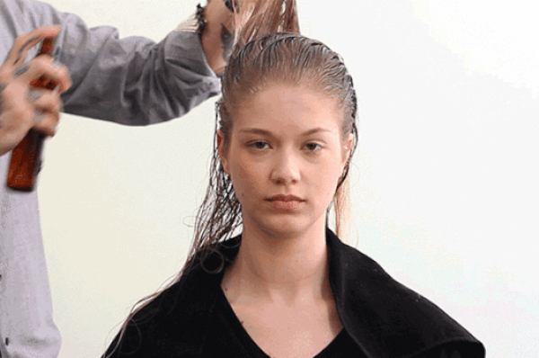 1. Saçlarınızı ıslakken şekillendirmeye çalışmayın, fırça darbeleri, düzleştiricinin ısısı saçınızı yiyip bitirecektir.