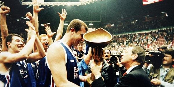 13. Efes Pilsen basketbol takımı Koraç Kupası'nı kazanarak Türk Spor Tarihi'nde Avrupa şampiyonu olan ilk kulüp olarak tarihe geçti.