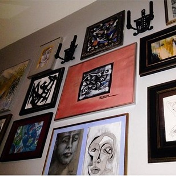 2. Если у вас висят картинки или открытки — поменяйте их местами.