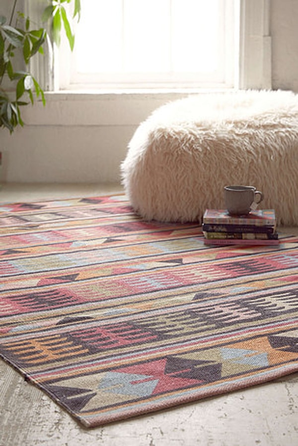 19. Постелите на пол небольшой коврик.