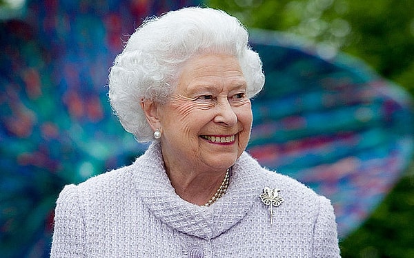 18. Kraliçe II. Elizabeth, 63 yıllık hükümdarlığında 12 İngiltere Başbakanı, 12 ABD Başkanı ve 7 de Papa gördü.