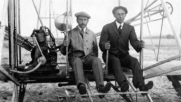 19. 'Wright Kardeşler' yalnızca bir kez beraber uçmuşlar. O da babalarından gerekli izni almalarından sonra. Bunun sebebi ise, olası bir trajediye birlikte kurban gitmemek için birbirlerine verdikleri sözmüş.