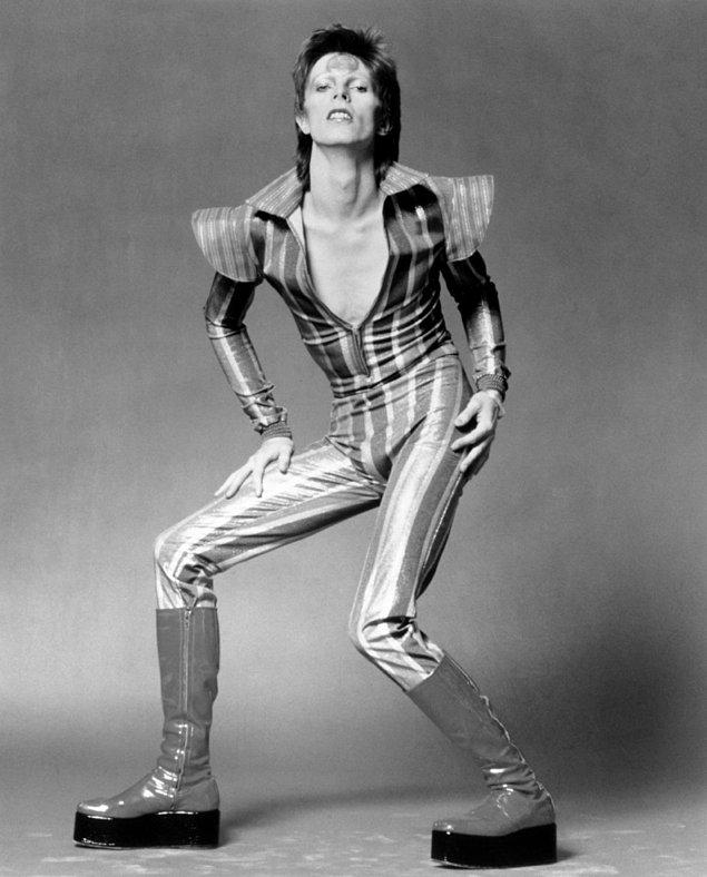 6. 1972 yılında, alter egosu Ziggy Stardust karakterine büründüğü bir fotoğraf çekiminde...