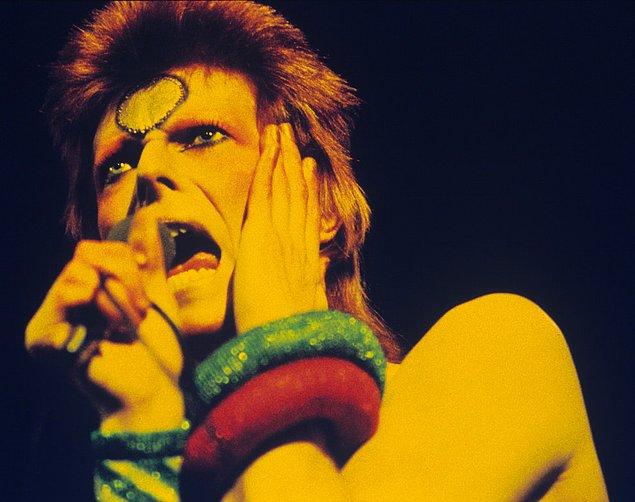11. Ziggy Stardust turnesi kapsamında, Earls Court Arena'da sahne alırken. (1973)