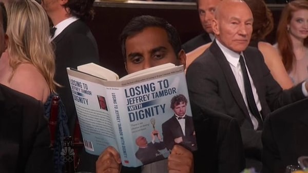 10. Азиз Ансари был увлечен чтением интересной книги «Как проиграть Джеффри Тэмбору с достоинством».