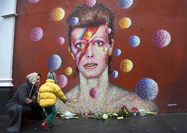 35. İnsanlar, sanatçının doğduğu yer olan Brixton'daki duvar resminin önüne çiçek bırakırlarken...(2016)