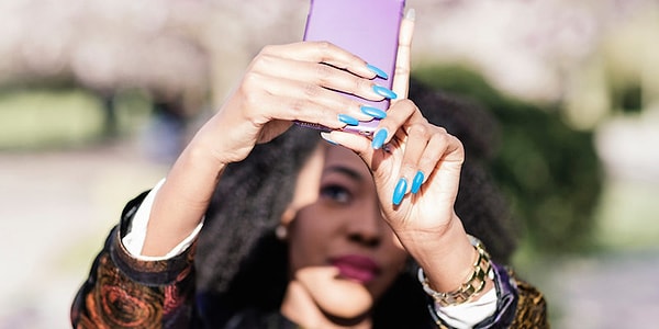 Выбирайте фотографию, на которой вы улыбаетесь. Это располагает.