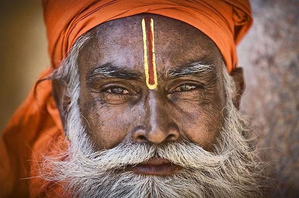 Çoğumuzun bildiği üzere Hindistan, gerek dini inanışları, gerek sosyolojik yapısı ve yaşayış tarzlarıyla dünyanın geri kalanından farklı bir yapıda