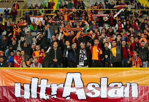 Galatasaray taraftarı takımını yalnız bırakmadı