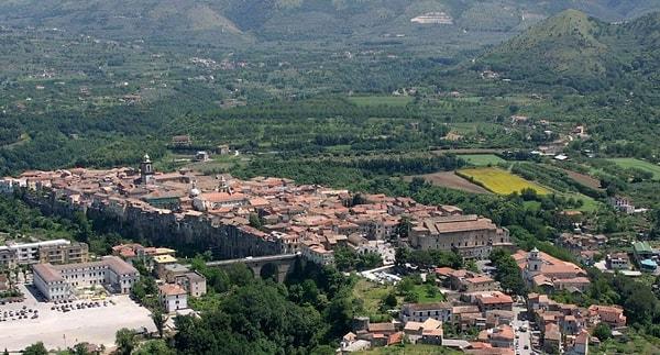 İtalya Turizm Bakanlığı, en konforlu turist bölgesi ödülünü 15.000'den az nüfusu olan Sant’Agata de ‘Goti'ye vermiş.