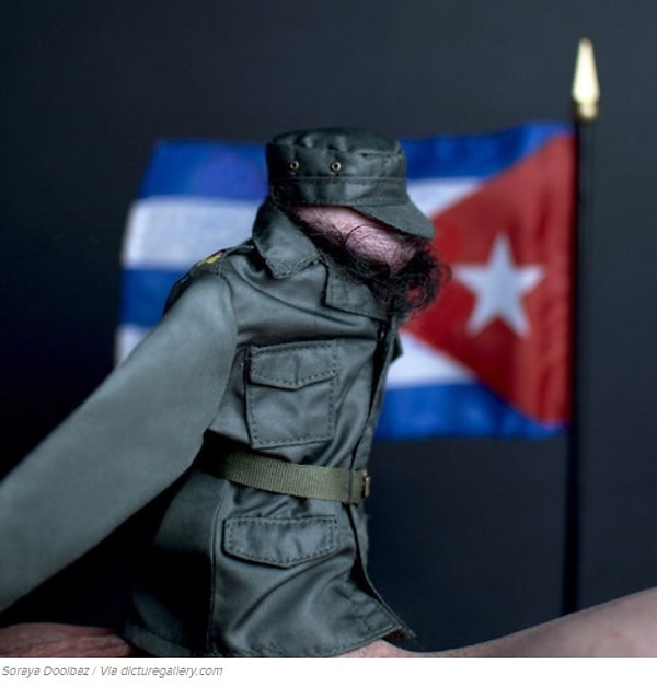 «Я даже как-то участвовал в онлайн-торгах, чтобы приобрести куклу Фиделя Кастро из ограниченной коллекции. Это была жесткая битва коллекционеров, но я смогла ее выиграть и купить куклу. После того, как я сняла с копии Фиделя Кастро костюм, я отправила куклу в мусорный контейнер».