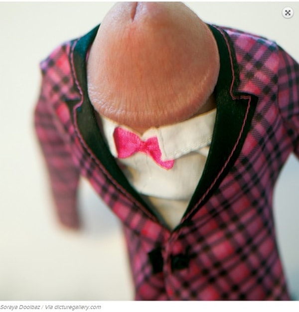 Ее подружки притаскивают своих парней на фотосет, чтобы, как они сами говорят, «воздать почести их пенисами».