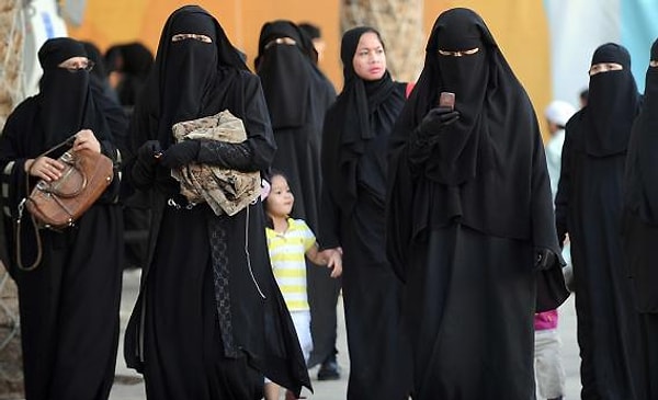 Женщины в Саудовской Аравии обязаны носить черные абайи, а в некоторых регионах — оставлять открытыми только глаза.