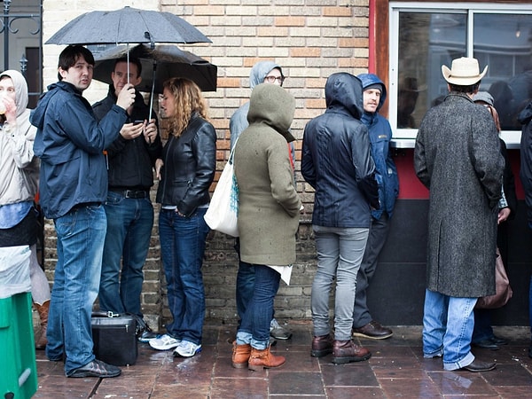 3. Постоят за вас в очереди