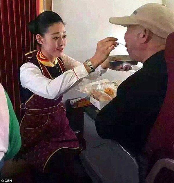 8. Hainan Airlines - Felçli yolcunun önünde diz çökerek, yemek yedirerek herkesi duygulandıran kabin memuru.