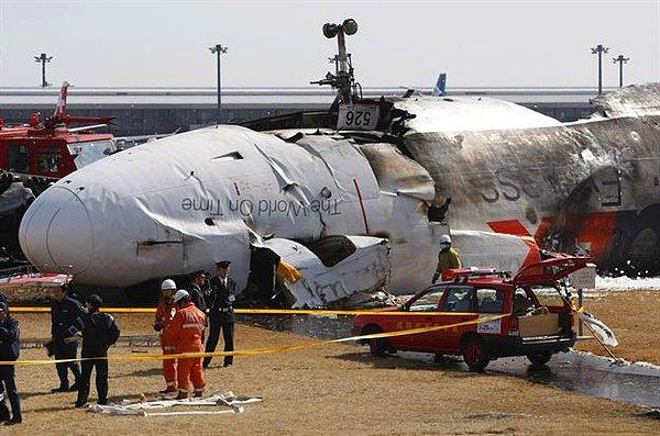 4. Siberia Airlines - Üç metreden aşağı atlayarak iki küçük yolcunun hayatını kurtaran, cesur kabin memuru.