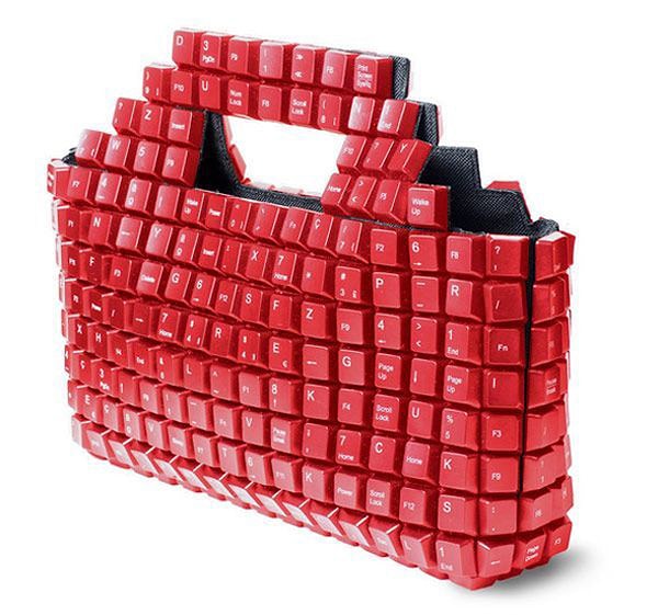 4. А как вам такая многокнопочная сумка?