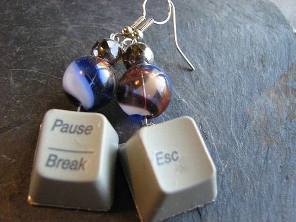 10. Серьги тоже интересный вариант. Не забываем про многозначительные клавиши...