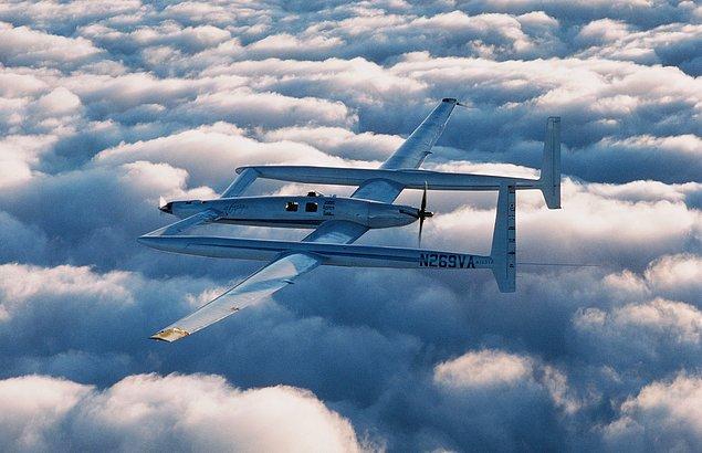 10. Rutan Voyager isimli uçak, hiç yakıt ikmali yapmadan dünyanın çevresini dolaşan ilk uçak oldu.