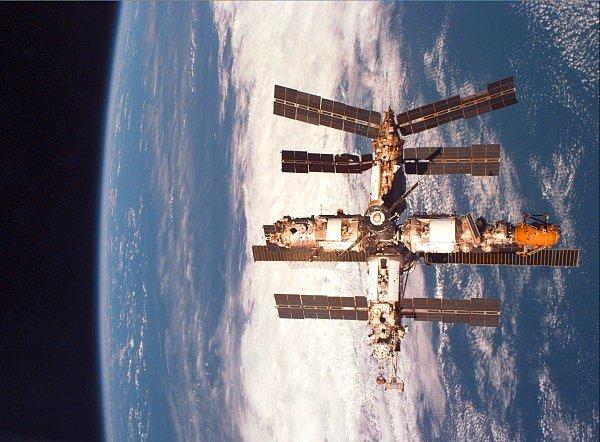 14. İnsanlığın uzayda uzun süre düzenli olarak içinde yaşadığı ilk uzay araştırma istasyonu olan Mir Uzay İstasyonu projesi başlatıldı.