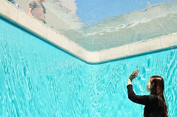 2. Sanatçının 21. Yüzyıl Çağdaş Sanatlar Müzesi, Kanazawa'da sergilenen bu havuz ise görenleri hayrete düşürüyor.