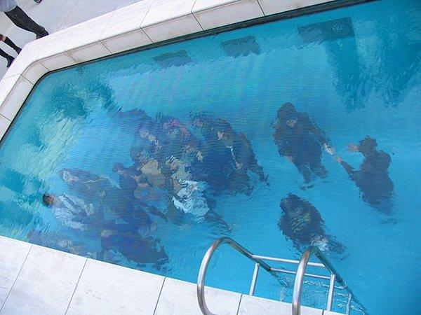 4. Yakınlaştıkça havuzun dibindeki insanları fark etmek mümkün.