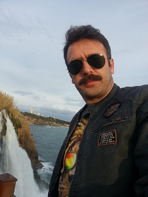 Aldığı eğitimin etkisiyle oyunculuk ve senaristliğe yöneldi.