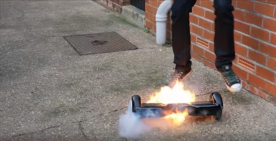 Kutudan Çıkan Hoverboard, İlk Defa Kullanılmak Üzereyken Alev Aldı