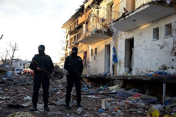 1. Diyarbakır'da Terör Saldırısı: Bir Polis Şehit Düştü, 3'ü Çocuk 5 Sivil Can Verdi