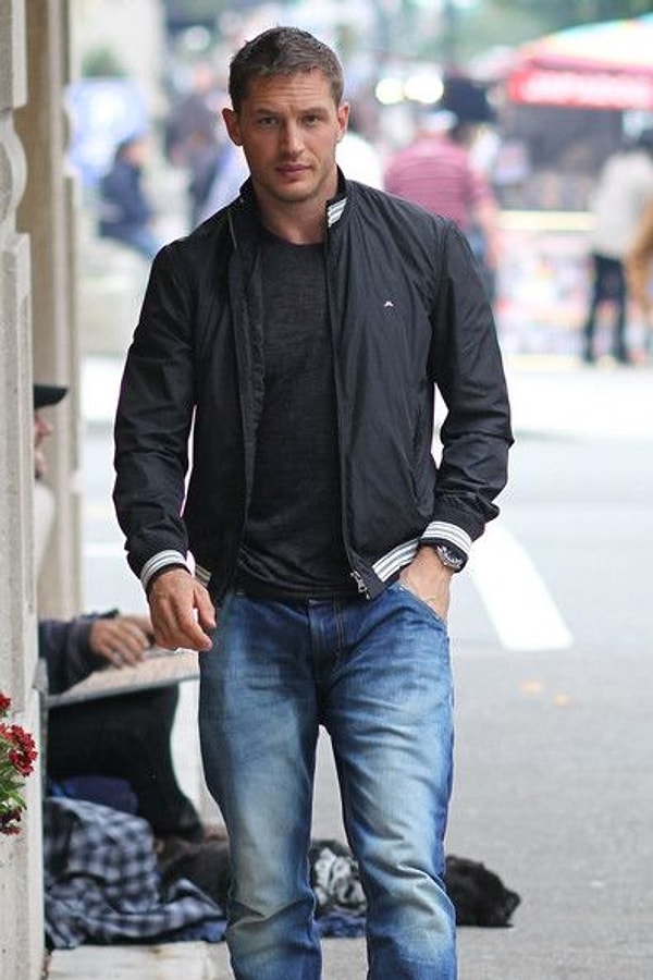 24. Но никогда не избегает людей, а, напротив, старается находиться в обществе.