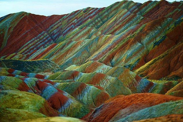 3. Kansu, Çin'de bulunan bu arazi, kızıl kumtaşlarının ve mineral birikintilerinin 24 milyon yıldır alana yerleşmesi sebebiyle, renkli kayaların oluşturduğu bu görsel şölene ev sahipliği yapıyor.