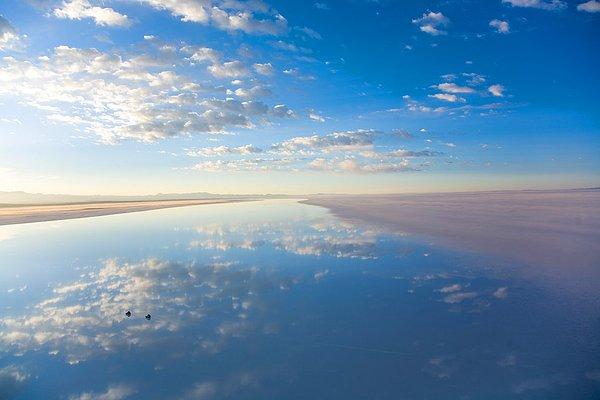 9. Bolivya'da bulunan 10,000 km²'lik tuz gölü, dünyanın en büyük doğal aynası olma özelliği taşıyor.