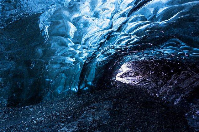 14. İzlanda'da bulunan Vatnajokull Ulusal Parkı, dünyanın bilinen en büyük buzuluna ev sahipliği yapıyor. Buzul o kadar büyük ki, yaz aylarında eriyen kısımları, keşfedilmeyi bekleyen devasa mağaralar oluşturuyor.