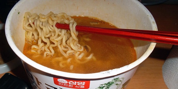 5. Заварная лапша с грязной водой из крана самолета.