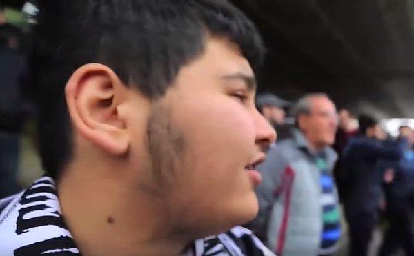 7 yaşındayken abisi İhsan'la gittiği Altay-Eskişehir maçından sonra Altaylı olmuş. "O maçta bu büyük taraftara ve camiaya aşık oldum" diyor.