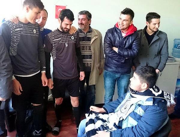 Bu buluşmada futbolcular Kenan'ı ve babasını bu hafta sonu İstanbul'da oynanacak Maltepe-Altay maçına götürme sözü verdi.