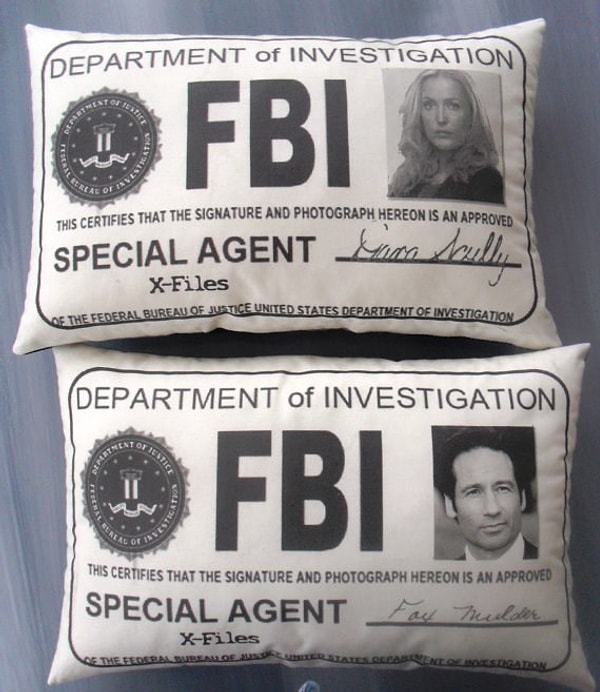 1. Мягкие подушки с бейджами агентов ФБР.