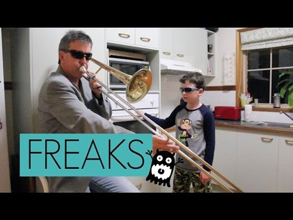 Отец и сын музицируют, пока мамы нет дома