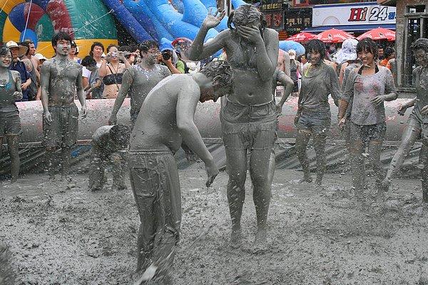 7. Birilerine çamur atmaktan zevk alanlar için; Boryeong Çamur Festivali