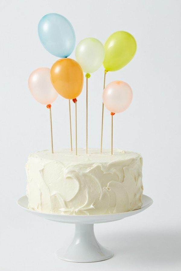 7. Doğum günü pastasını süslemek için bile balonları kullanabilirsiniz.