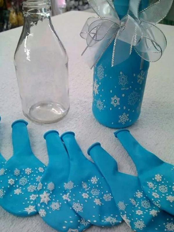 18. Balonları şişirmeden de dekorasyona katabilirsiniz. İşte size minnoş şişeler!