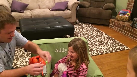 Kızının Dişini Nerf Silahı ile Çeken Düşünceli Baba