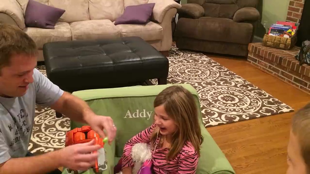 Kızının Dişini Nerf Silahı ile Çeken Düşünceli Baba