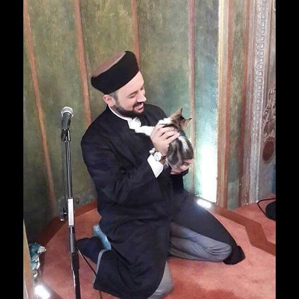 İnsanların birbirine kıydığı dünyada İmam Mustafa Efe, onlar da Allah'ın yarattığı birer canlı deyip sosyal medya hesaplarından kedilerle olan fotoğraflarını paylaştı.