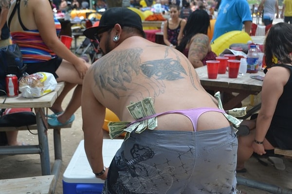 11. Кто-то даже зарабатывает на этом!