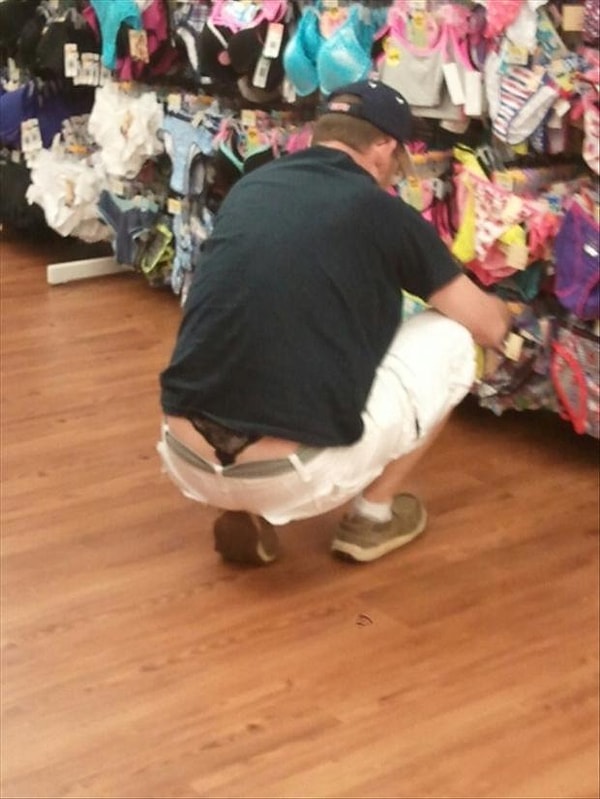 15. Подбирает себе обновку ;)