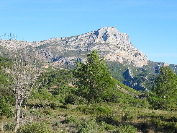 5. Cezanne son dönemlerinde saplantı haline getirdiği “Sainte-Victoire" dağı.