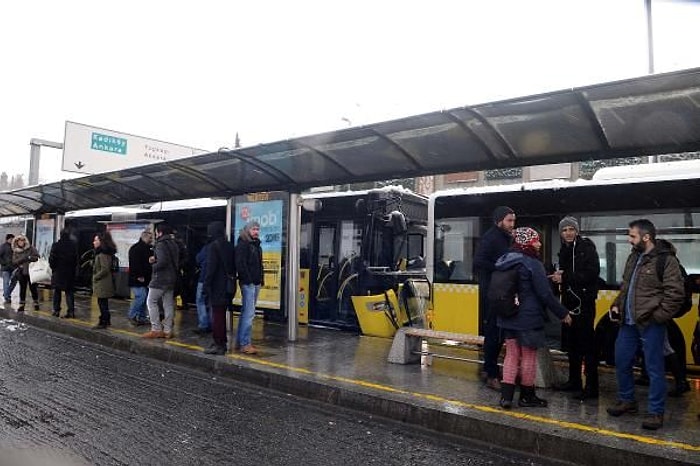 Merter'de Metrobüs Kazası: 8 Yaralı