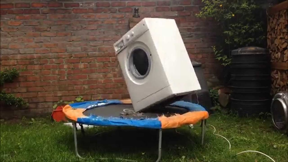 Trambolinde Hunharca Zıplayan Çılgın Çamaşır Makinesi